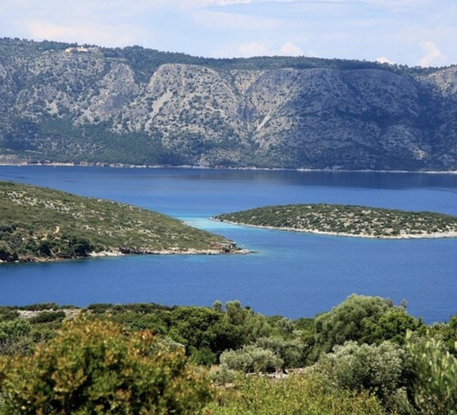 Νησίδες και κρυστάλλινα νερά γύρω από τη Σάμο