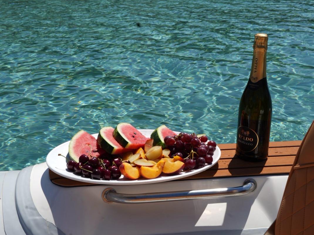 Prosecco και φρέσκα φρούτα σερβιρισμένα επάνω στο σκάφος