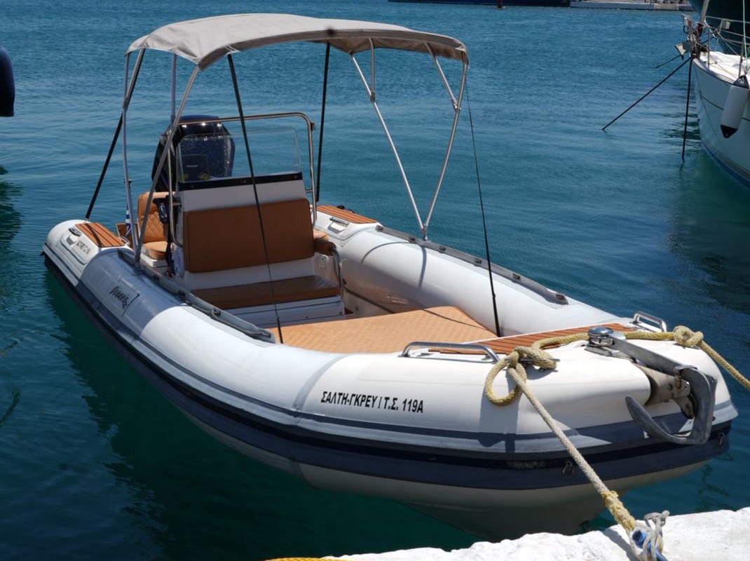 Σκάφος RIB Oceanic με σκίαστρο στο λιμάνι του Πυθαγορείου, Σάμος