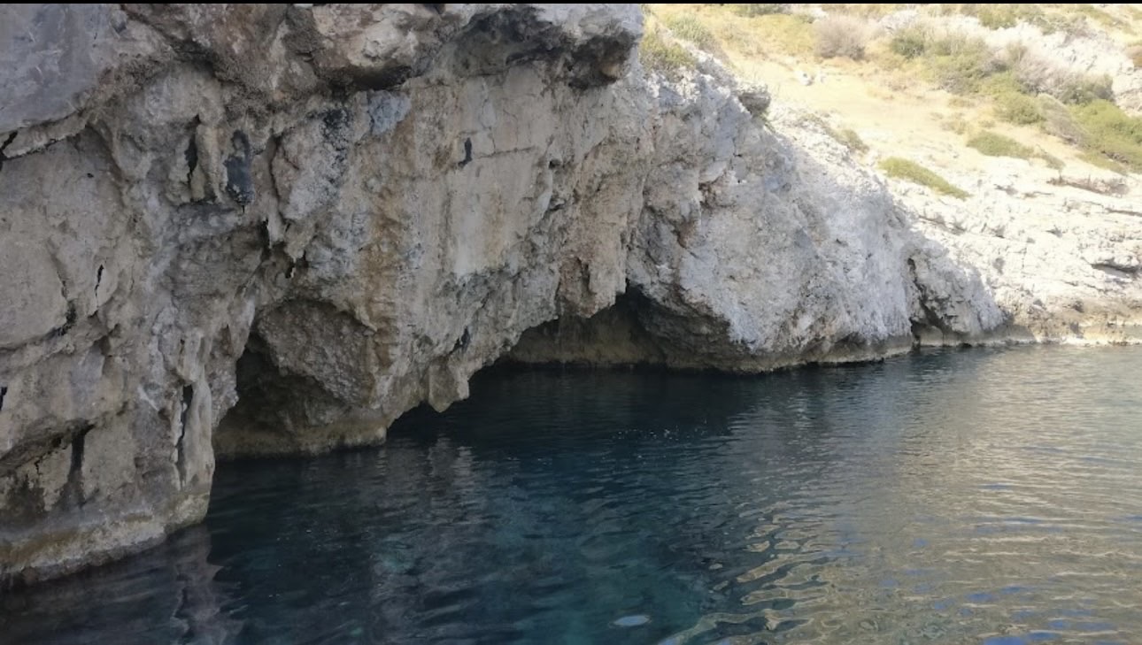 Είσοδος θαλάσσιας σπηλιάς στα βράχια της ακτής της Σάμου
